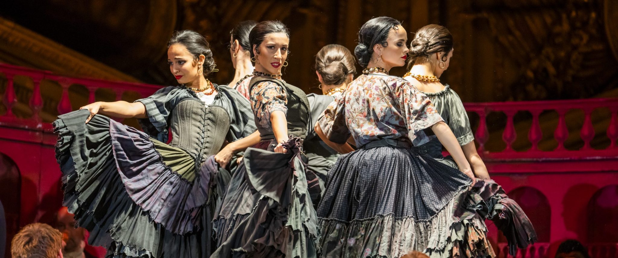 A scene from La Traviata by Verdi @ Royal Opera House. Conductor, Antonello Manacorda. Directed by Richard Eyre.
(Opening 27-10-2021)
&copy;Tristram Kenton 10-21
(3 Raveley Street, LONDON NW5 2HX TEL 0207 267 5550  Mob 07973 617 355)email: tristram@tristramkenton.com